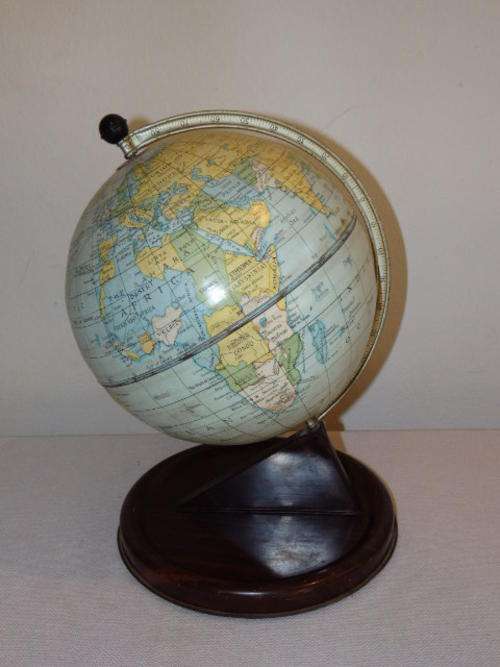 AN AWESOME REVOLVING MEDIUM SIZED WORLD GLOBE IN GREAT CONDITION