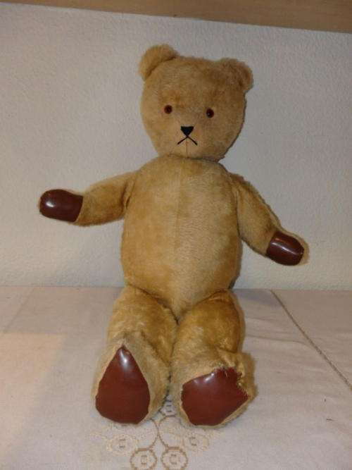 A STUNNING VINTAGE GOLDEN MOHAIR LARGE TEDDY BEAR WITH BLACK STITCHED NOSE, REXINE PADS & GLASS EYES