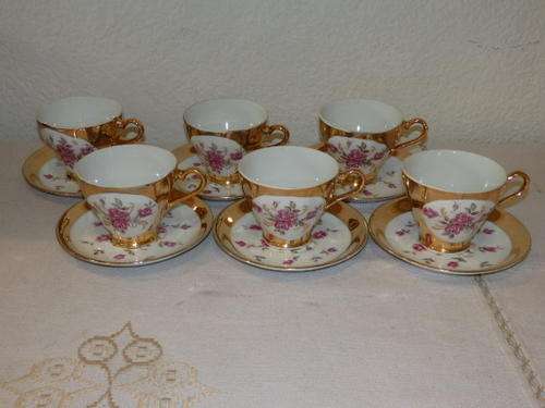 A STUNNING SET OF 6 BONE CHINA CUPS AND SAUCERS WITH A BROAD GOLD GILDED RIM AND DAINTY PINK FLOWERS