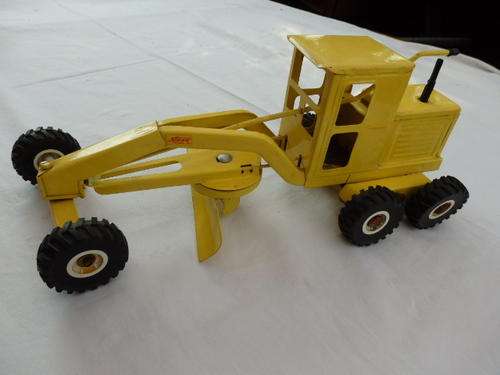 A STUNNING AND VERY COLLECTABLE VINTAGE "YELLOW METAL" ROAD GRADER BY STRIKE TOYS