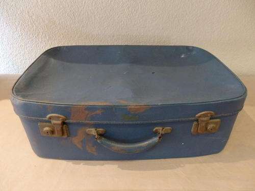 THIS IS A FANTASTIC VINTAGE BLUE PEERLEOS SUITCASE JUST FOR YOU.