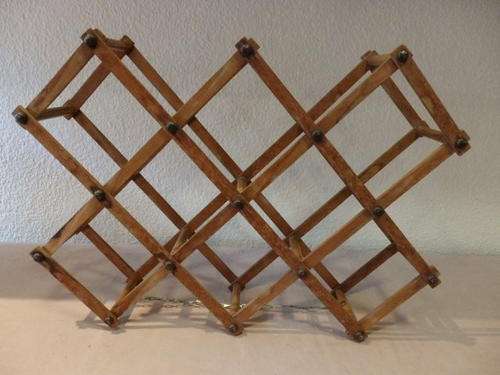 A BEAUTIFUL WOODEN EIGHT BOTTLE DISPLAY WINE RACK.