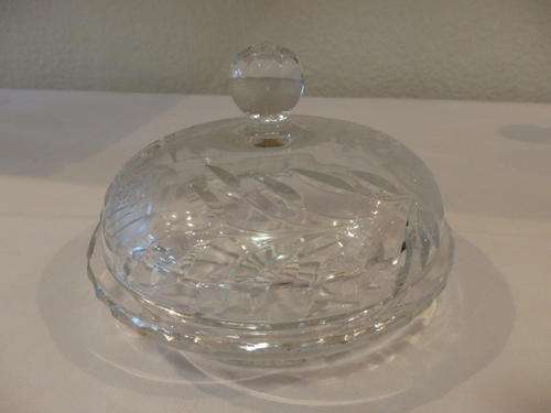A SUPERB LEAD CUT CRYSTAL LIDDED BOWL WITH SPECTACULAR DESIGN WORK - AN AMAZING PIECE