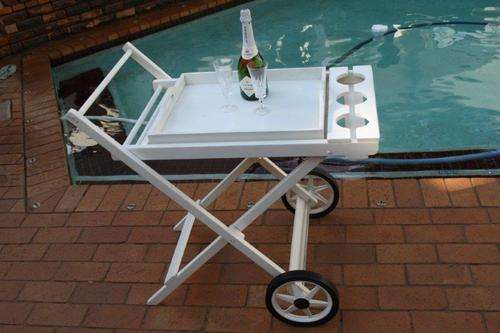 A STUNNING BUTLERS TROLLEY WITH LARGE WHEELS & REMOVABLE TRAY! AWESOME FURNITURE FOR AROUND THE POOL