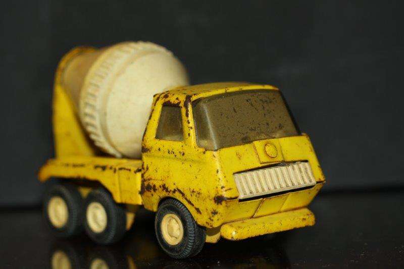 TONKA COLLECTORS - A RARE SMALL TONKA TIPPER TRUCK STILL ORIGINAL & GOOD CONDITION FOR THE AGE!!!!!!