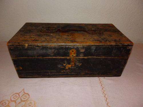 AN AMAZING VINTAGE WOODEN TOOLBOX WITH DOVETAIL JOINS AND AN INTERNAL COMPARTMENT IN THE LID