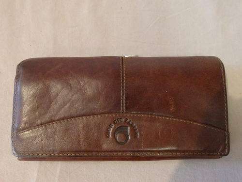 A BEAUTIFUL GIORGIO FABIANI BROWN LEATHER PURSE WITH COIN AND NOTE COMPARTMENTS