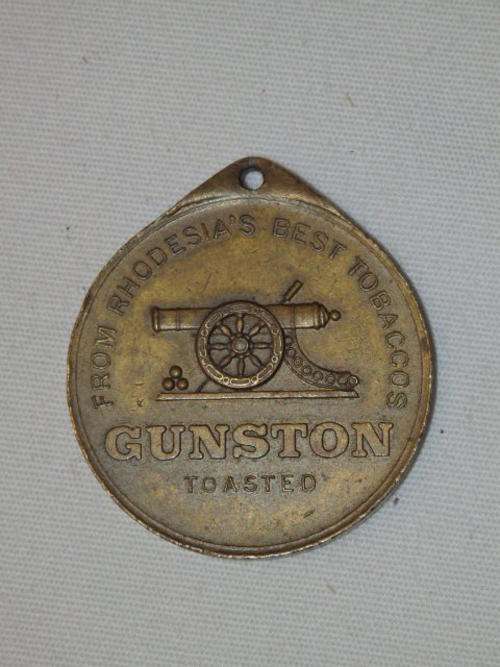 AN AMAZING VINTAGE GUNSTON KEYHOLDER MEDALLION PRESENTED BY WINSTONS OF SALISBURY RHODESIA
