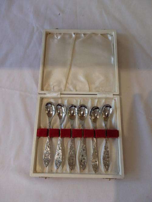 A SUPERB BOXED SET OF SIX NIEUWPOORT OF BELGIUM STAINLESS STEEL TEASPOONS