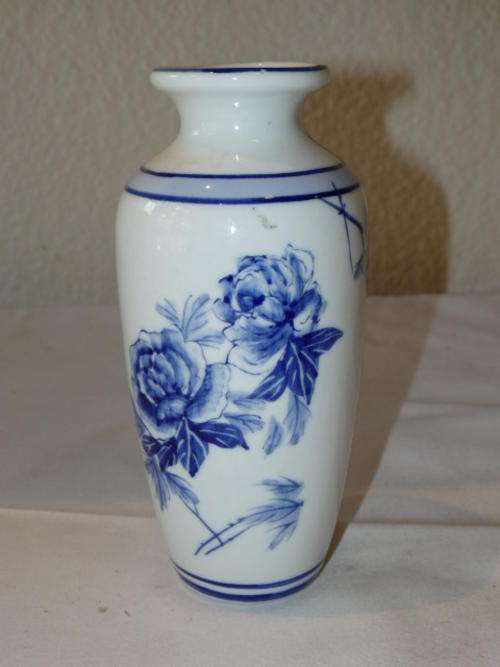 A STUNNING ORIGINAL DELFT BLUE OF HOLLAND "REGENT CHINA" HAND PAINTED VASE IN MINT CONDITION