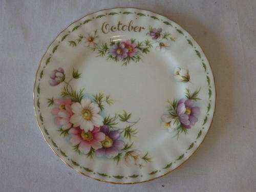 A STUNNING ROYAL ALBERT FLOWERS OF THE MONTH SERIES "COSMOS" FOR OCTOBER COLLECTABLE PLATE