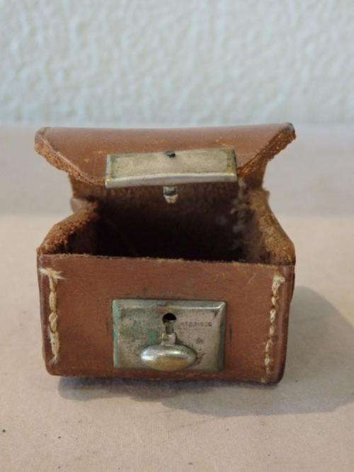 AN AWESOME VINTAGE SMALL LEATHER  LENS BELT POUCH
