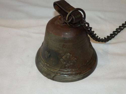 AN AMAZING VINTAGE CAST BRONZE BELL WITH IT'S ORIGINAL CLANGER - AN AWESOME AND LOUD BELL