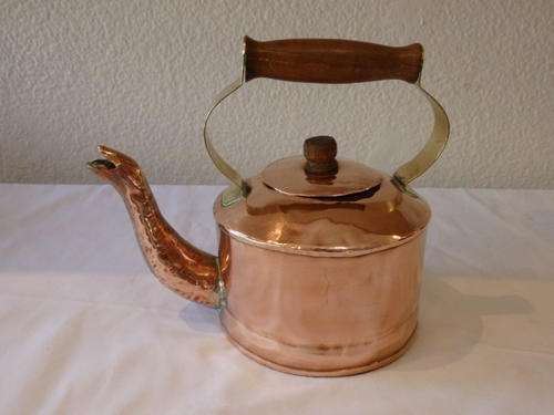 A FANTASTIC COPPER KETTLE WITH A BRASS AND WOODEN HANDLE AND VELD LINED BASE