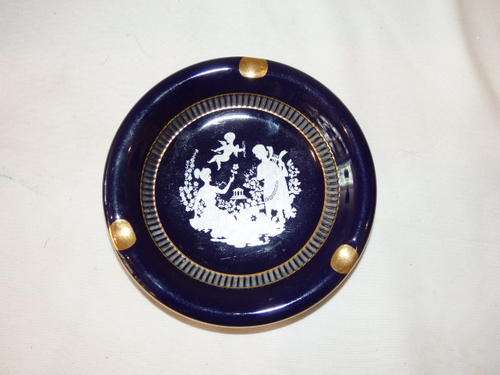A STUNNING ITALIAN MADE FLORENTINE PORCELAIN ASHTRAY IN COBALT WITH GOLD EDGING & AWESOME DETAILING