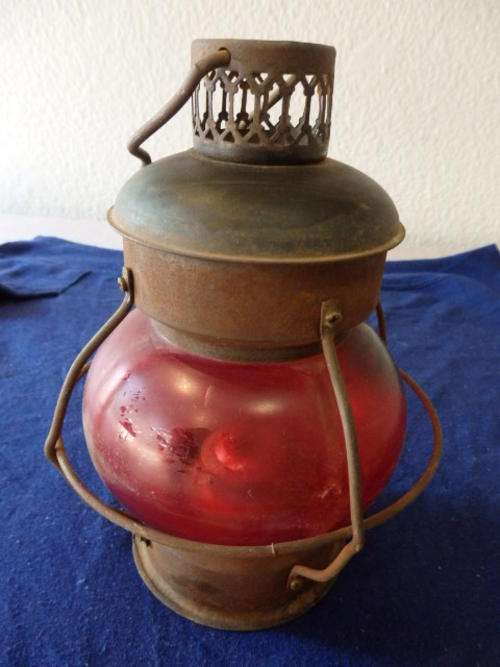 A BEAUTIFUL VINTAGE RED STAINED GLASS OIL LANTERN
