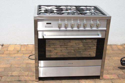 A STUNNING KELVINATOR 900mm GAS / ELECTRIC STAINLESS STEEL STOVE & OVEN!!! AWESOME!!!