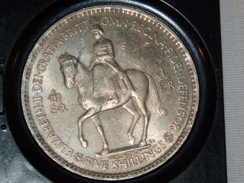 AN AWESOME 1953 GREAT BRITAIN (CROWN) 5 SHILLINGS COMMEMORATIVE QEII CORONATION ISSUE COIN IN HOLDER
