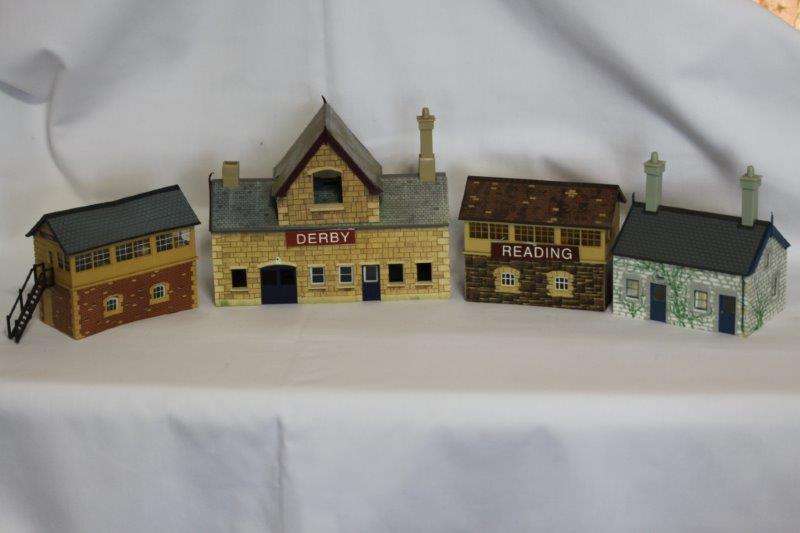 AWESOME HORNBY MODEL RAILWAY BUILDINGS WITH NICE DETAIL AND GOOD CONDITION!!!