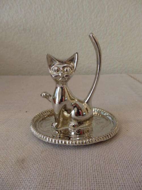 A STUNNING SILVER PLATED "CAT" LADIES RING HOLDER MOUNTED ON AN ENGRAVED PLATE