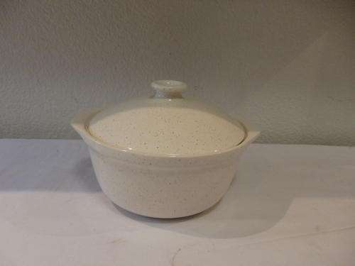 A BEAUTIFUL CERAMIC CASSEROLE DISH WITH LID