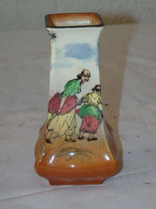 A STUNNING ANTIQUE ROYAL DOULTON "THE GLEANERS GIPSIES" (D4983) BONE CHINA POSY VASE