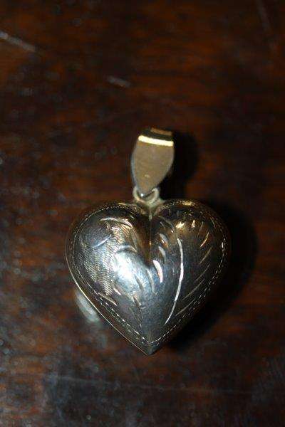 A STUNNING .925 STERLING SILVER HEART PENDANT!!! AWESOME PIECE OF JEWELLERY IN PRISTINE CONDITION...