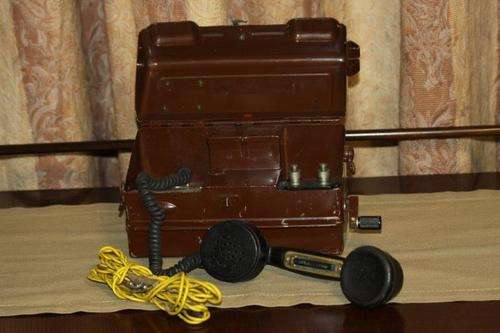 A STUNNING ANTIQUE MILITARY FIELD TELEPHONE IN GREAT CONDITION FOR THE TIME!!! THIS IS AWESOME...