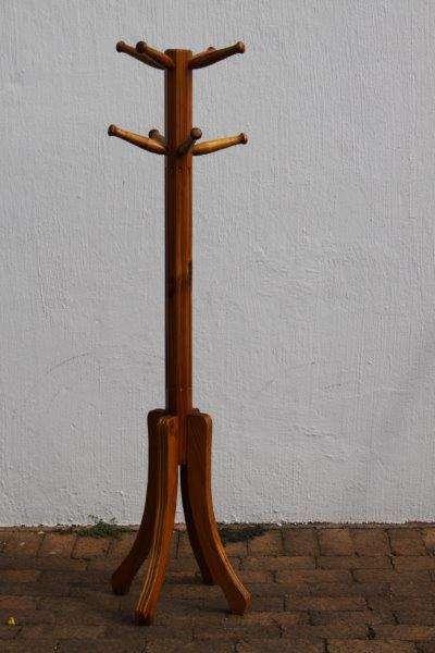 A BEAUTIFUL VINTAGE HAT STAND IN GREAT CONDITION!!! THESE ARE VERY DESIRABLE & USEFUL...