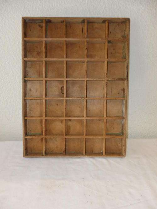 AN AWESOME LIGHT WOOD 35 COMPARTMENT PRINTERS TRAY - IDEAL FOR LARGER ORNAMENTS