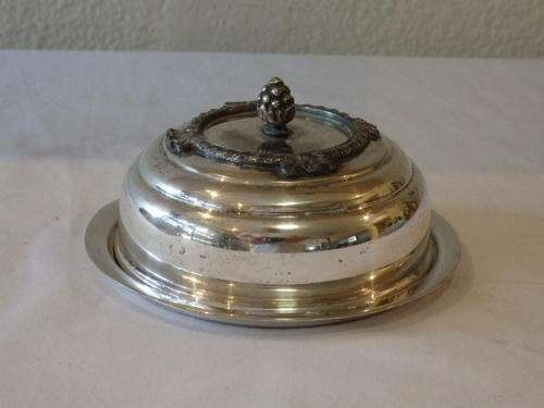 A STUNNING VINTAGE SILVER PLATED DOMED BUTTER DISH WITH MOULDED DESIGN WORK ON THE LID