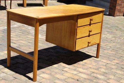 EXQUISITE DESK WITH 3 DRAWERS - GORGEOUS FURNITURE PERFECT FOR A HOME STUDY OR NOOK...