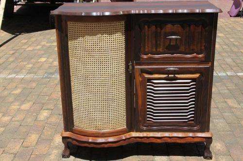 A STUNNING IMBUIA (PROPER) BALL & CLAW RADIOGRAM CABINET IN GOOD CONDITION! STUNNING FURNITURE!