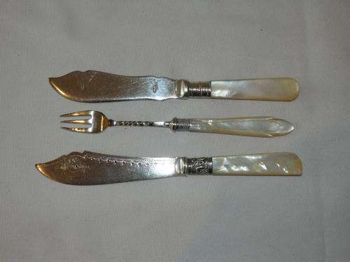 A MAGNIFICENT ANTIQUE SILVER PLATED PICKLE SET WITH MOTHER OF PEARL HANDLES