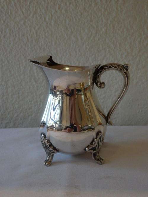 AN AWESOME VINTAGE "VINERS INTERNATIONAL" SILVER PLATED "TWO GLASS" WATER PITCHER WITH ICE LIP