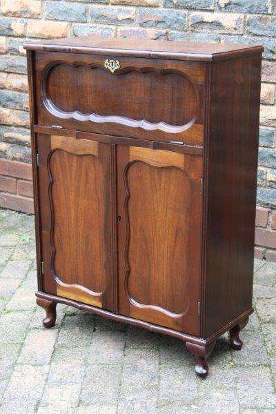 AN EXQUISITE VINTAGE QUEEN ANNE DRINKS CABINET WITH STUNNING DETAIL!!! UNIQUE & VERY BEAUTIFUL