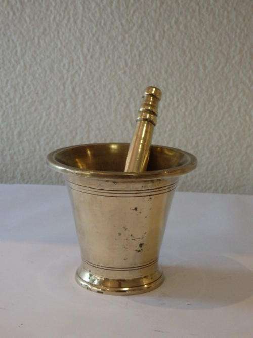 A MAGNIFICENT AND HEAVY SOLID BRASS PESTLE AND MORTAR - IDEAL FOR ANYONE INTO FRESH HERBS