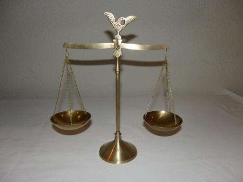 A STUNNING BRASS ORNAMENTAL SCALE WITH A DECAL OF AN EAGLE MOUNTED ON THE TOP OF IT
