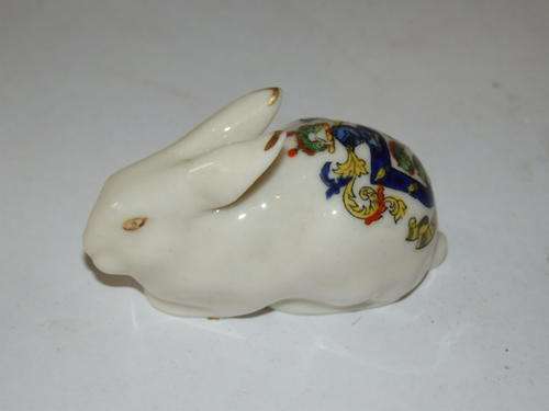 A VERY COLLECTABLE STOKE ON TRENT "ARCADIAN" PORCELAIN BUNNY WITH BRIGHTON's (UK) CREST OF ARMS