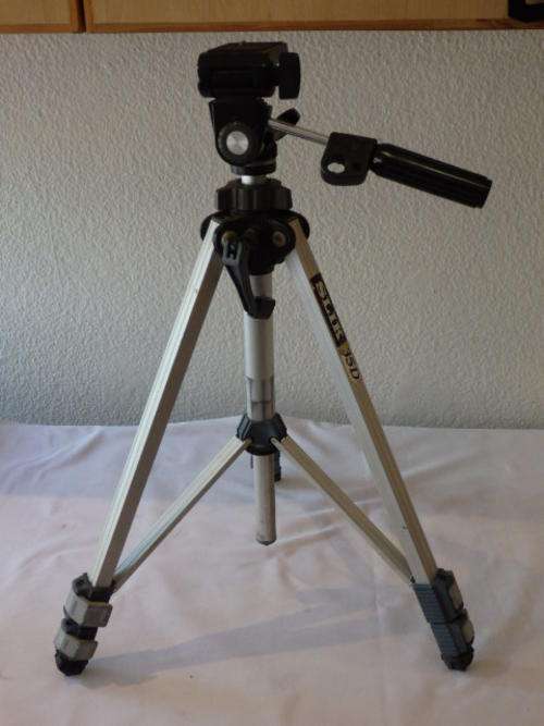 AN AWESOME SLIK 35D CAMERA TRIPOD WITH EXTENDABLE LEGS AND ADJUSTABLE HEAD