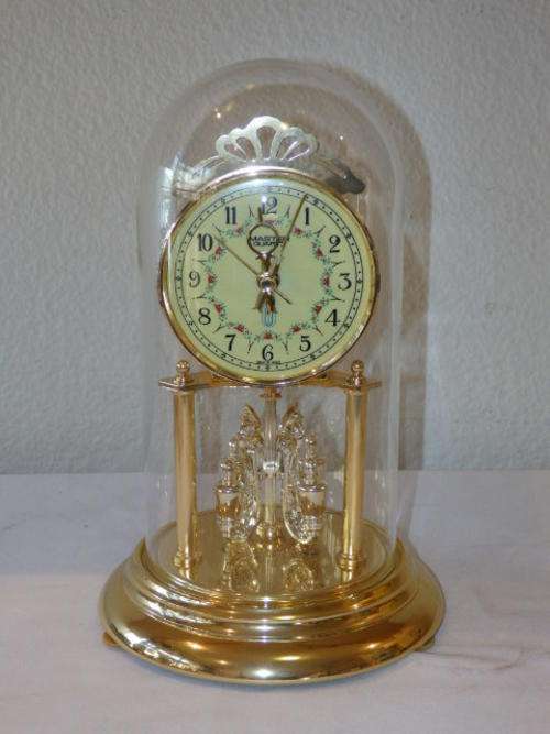 A STUNNING GOLD "MASTER QUARTZ" OF JAPAN QUARTZ DOME CLOCK WITH A VERY PRETTY FACE