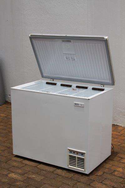 AWESOME KIC CHEST FREEZER IN EXCELLENT WORKING CONDITION!!! COMES WITH 4 BASKETS... BARGAIN!!!