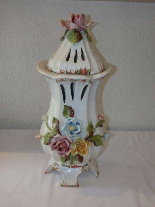 A MAGNIFICENT VINTAGE LARGE LIDDED VASE WITH HAND CRAFTED AND PAINTED ROSES ADORNING THE VASE