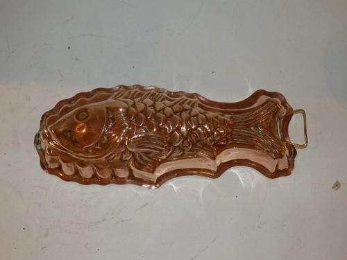 AN AWESOME VINTAGE LARGE COPPER ON TIN FOOD MOULD IN THE SHAPE OF A FISH WITH A WALL HANGER