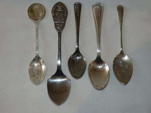 *** JOB LOT *** A MIXED COLLECTION OF FIVE COLLECTABLE TEASPOONS INCLUDING A ROYAL WEDDING SPOON