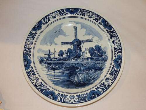 A STUNNING DELFT "ROYAL DISTEL" HAND PAINTED LARGE COLLECTORS PLATE