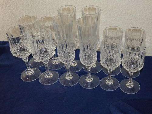 A MAGNIFICENT SET OF 12 LEAD CUT CRYSTAL D'ARQUES LONGCHAMP DIAMAX STEMMED GLASSES
