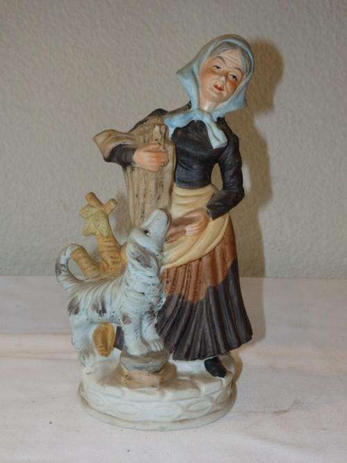 A STUNNING HAND PAINTED PORCELAIN FIGURINE OF AN OLD FARMER LADY CARRYING A STACK OF FIREWOOD