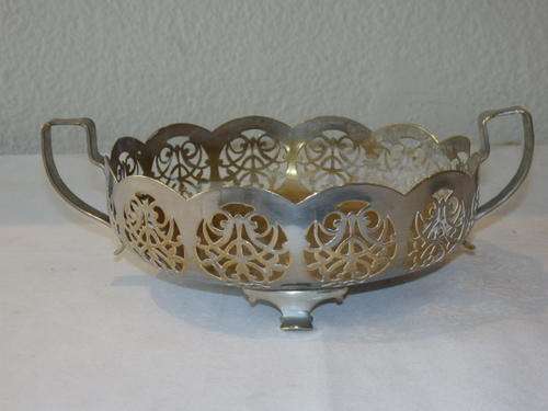 A STUNNING VINTAGE SILVER PLATED SERVING BOWL HOLDER WITH AWESOME DESIGN DETAILING