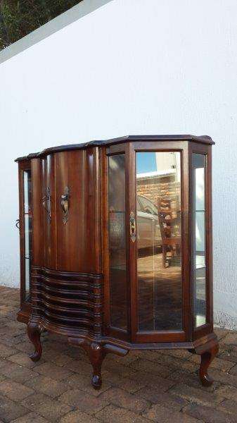AN EXQUISITE QUEEN ANNE "HIS MASTER'S VOICE" RADIOGRAM DISPLAY CABINET THAT STILL WORKS!!! WOW!!!!!!